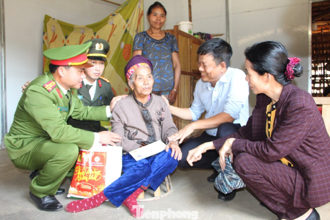 Ngoài ra, công đoàn Công an tỉnh Nghệ An cũng tổ chức chương trình “Tết sum vầy - Xuân chia sẻ”. Tại chương trình, đã trao 60 suất quà cho 60 gia đình đoàn viên có hoàn cảnh khó khăn. Mỗi suất quà trị giá 1 triệu đồng, gồm tiền mặt và túi quà nhu yếu phẩm phục vụ Tết…