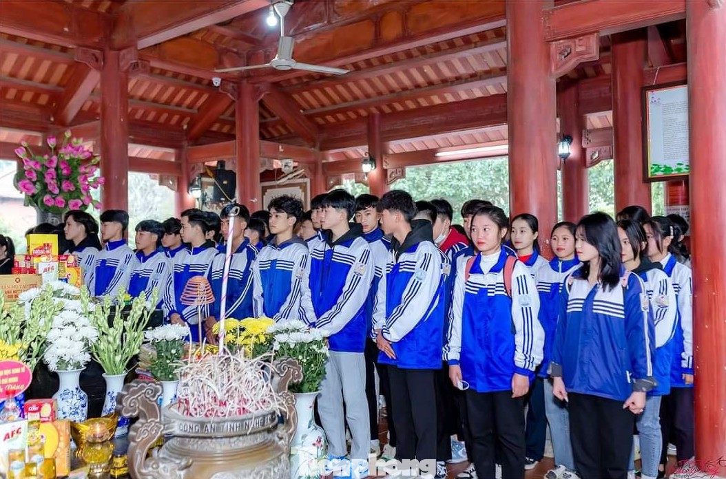 Hơn 100 học sinh trường THCS Đặng Thai Mai, huyện Thanh Chương đến dâng hương tại Nghĩa trang Liệt sỹ xã Thanh Giang, huyện Thanh Chương