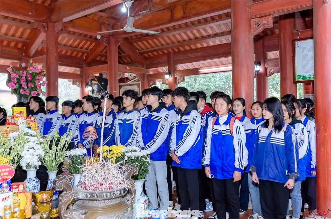 Hơn 100 học sinh trường THCS Đặng Thai Mai, huyện Thanh Chương đến dâng hương tại Nghĩa trang Liệt sỹ xã Thanh Giang, huyện Thanh Chương
