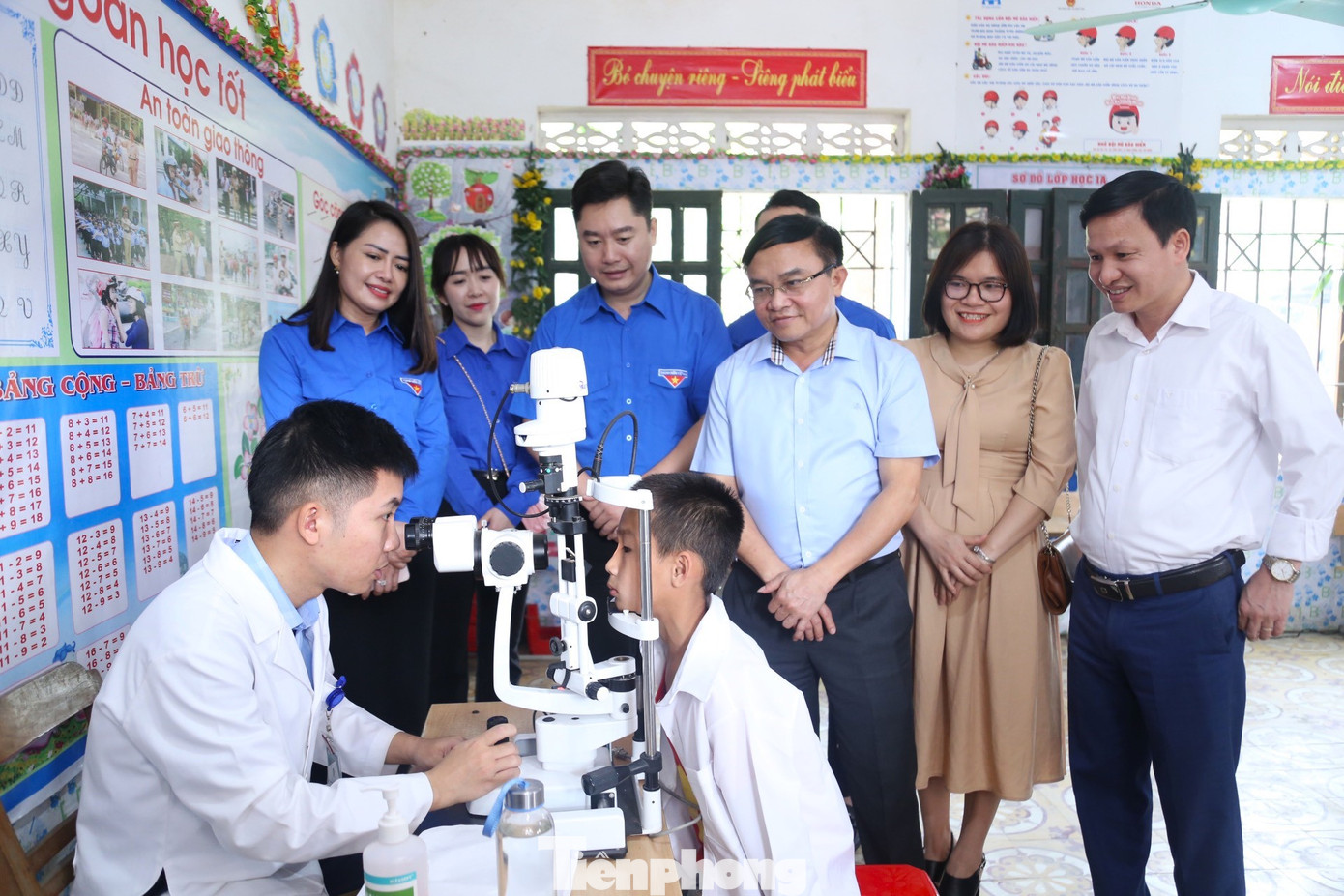 Khám, phát thuốc miễn phí cho người dân xã Quang Phong, huyện Quế Phong.