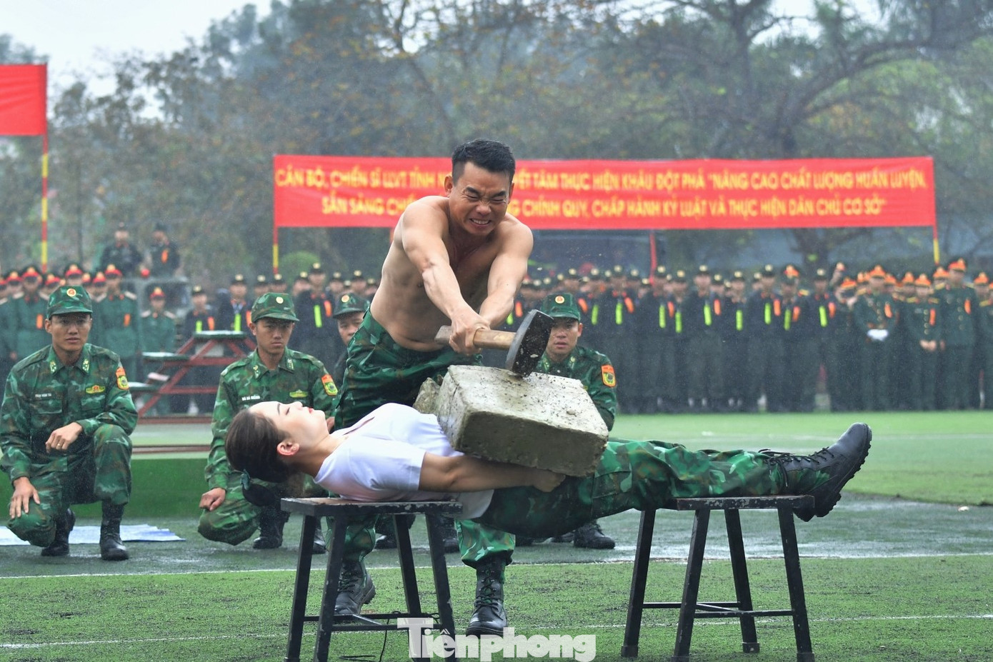 Nữ chiến sĩ để khối bêtông nặng hàng chục kg trên bụng vận khí cho đồng đội đập vỡ.