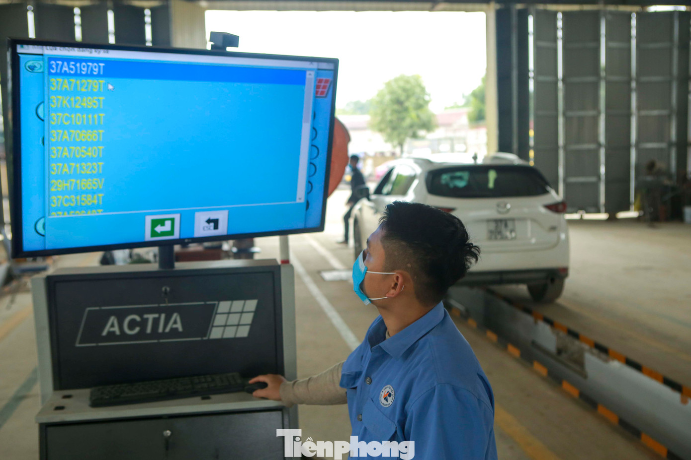 “Khoảng 1 tháng nay, số lượng xe đến trung tâm đăng kiểm tăng đột biến, càng gần Tết lượng xe dồn về càng đông. Hầu như, số lượng xe của ngày hôm nay chưa làm xong thì đã có người dân đến xếp hàng chờ ngày mai làm”, ông Tuyến chia sẻ. “Khoảng 1 tháng nay, số lượng xe đến trung tâm đăng kiểm tăng đột biến, càng gần Tết lượng xe dồn về càng đông. Hầu như, số lượng xe của ngày hôm nay chưa làm xong thì đã có người dân đến xếp hàng chờ ngày mai làm”, ông Tuyến chia sẻ.