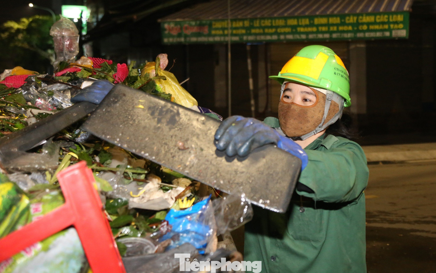 Chị Lê Thị Ngoan (37 tuổi, công nhân Công ty CP Môi trường và công trình đô thị Nghệ An) cho hay, chị làm nghề đã được 5 năm, hôm nay chị vào ca lúc 18 giờ tối và tầm 1 giờ sáng mới về nhà.
