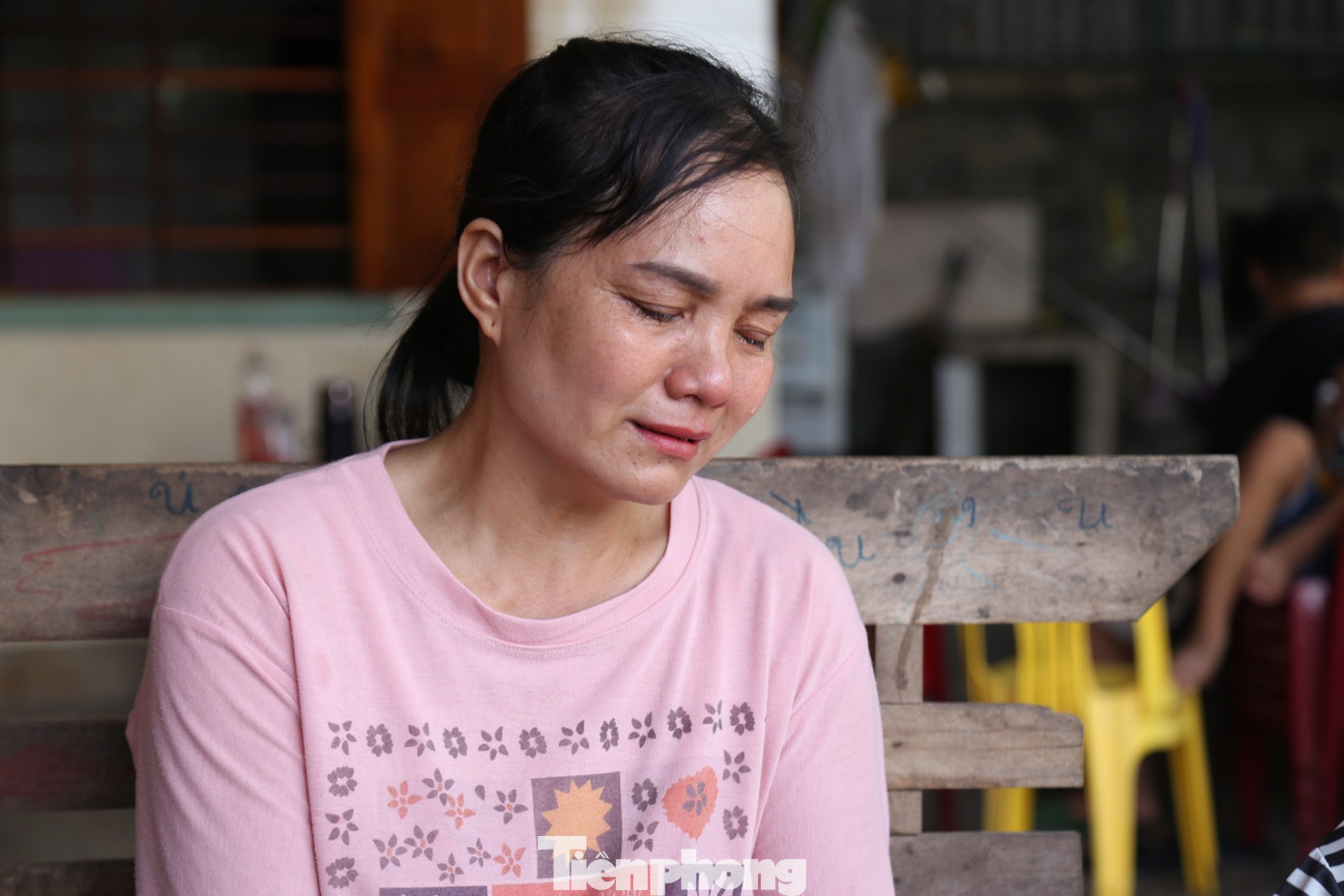 Bà Thủy, mẹ em T. đau buồn khi nhắc đến người con trai xấu số.