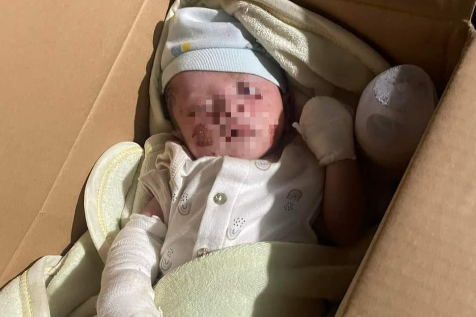 Cháu bé sơ sinh người quấn băng bị bỏ lại trong thùng giấy Cháu bé sơ sinh người quấn băng bị bỏ lại trong thùng giấy