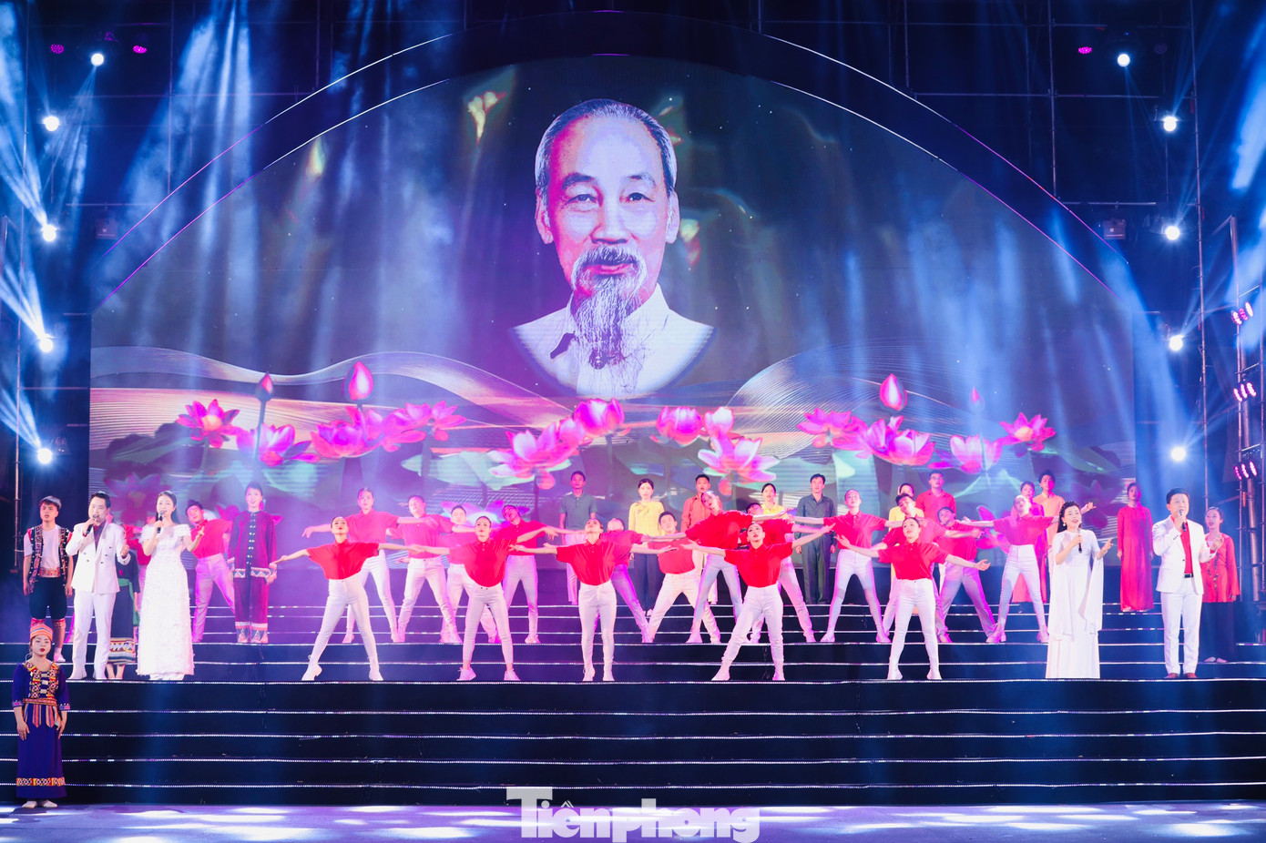 Chương trình là bản hòa tấu, hợp xướng ngân vang ca ngợi công ơn trời biển của Chủ tịch Hồ Chí Minh Chương trình là bản hòa tấu, hợp xướng ngân vang ca ngợi công ơn trời biển của Chủ tịch Hồ Chí Minh