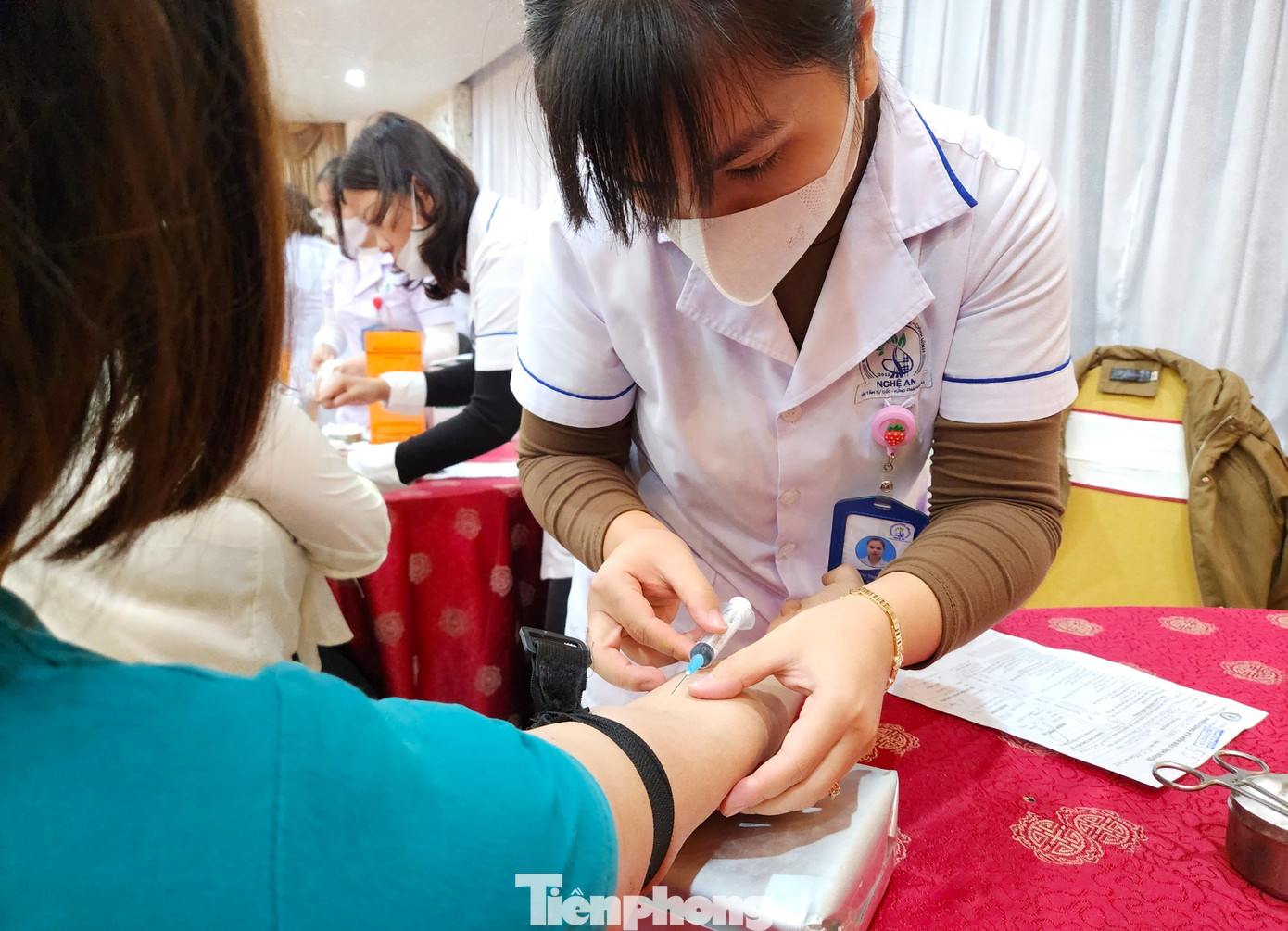 Khám sàng lọc trước khi hiến máu.