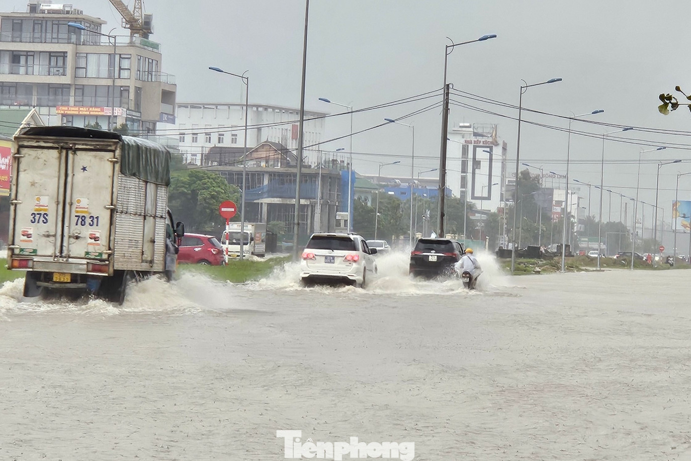 Việc di chuyển của người dân qua tuyến đường này gặp nhiều khó khăn.