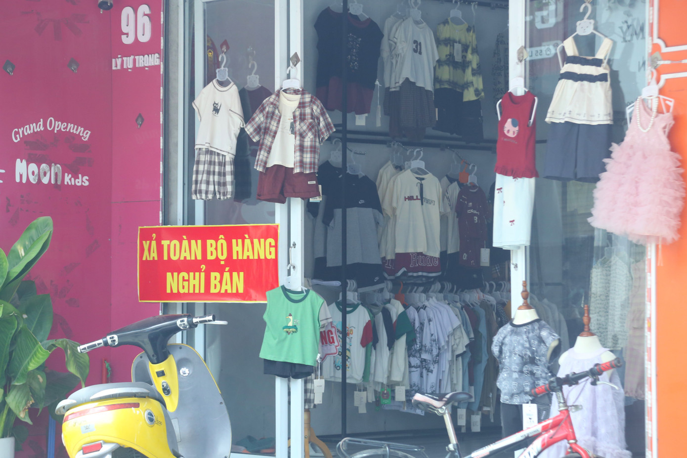 Trên đường Lý Tự Trọng (phường Vinh Phú), nhiều cửa hàng treo biển xả hàng nghỉ bán.