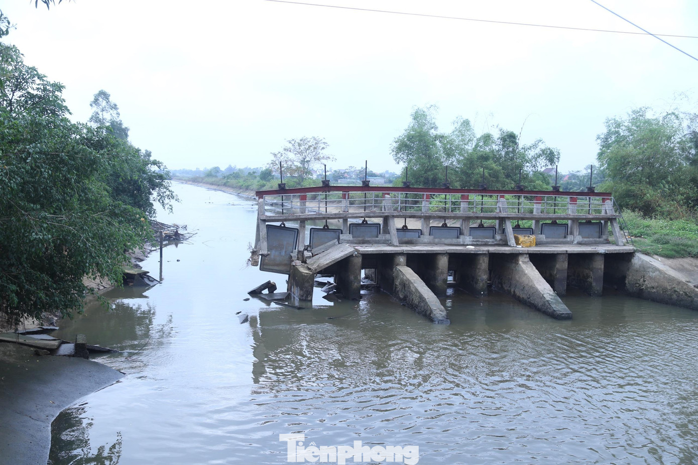 Cầu Khe Đầm (xã Khánh Hợp, huyện Nghi Lộc, Nghệ An) có chức năng điều tiết nước, chống lụt cho xã Nghi Phong, Nghi Thạch, Khánh Hợp (huyện Nghi Lộc) và phường Nghi Thu, Nghi Hương (thị xã Cửa Lò). Công trình còn có chức năng ngăn mặn cho gần 60ha đất sản xuất tại 2 địa phương này. Tuy nhiên, sau các đợt mưa lũ kéo dài, một phần thân cầu đã bị đổ sập, cuốn trôi nhiều bộ phận. Cầu Khe Đầm (xã Khánh Hợp, huyện Nghi Lộc, Nghệ An) có chức năng điều tiết nước, chống lụt cho xã Nghi Phong, Nghi Thạch, Khánh Hợp (huyện Nghi Lộc) và phường Nghi Thu, Nghi Hương (thị xã Cửa Lò). Công trình còn có chức năng ngăn mặn cho gần 60ha đất sản xuất tại 2 địa phương này. Tuy nhiên, sau các đợt mưa lũ kéo dài, một phần thân cầu đã bị đổ sập, cuốn trôi nhiều bộ phận.