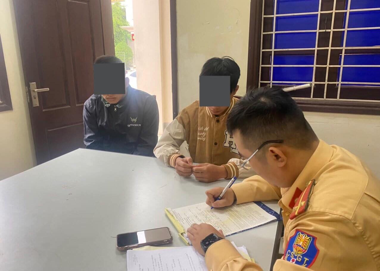 Đội Cảnh sát giao thông- Trật tự Công an huyện Anh Sơn lập biên bản vi phạm đối với hai nam thanh niên.