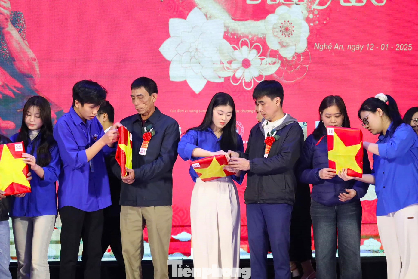 Các tình nguyện viên trường Đại học Vinh hỗ trợ thân nhân các gia đình liệt sĩ tại chương trình.