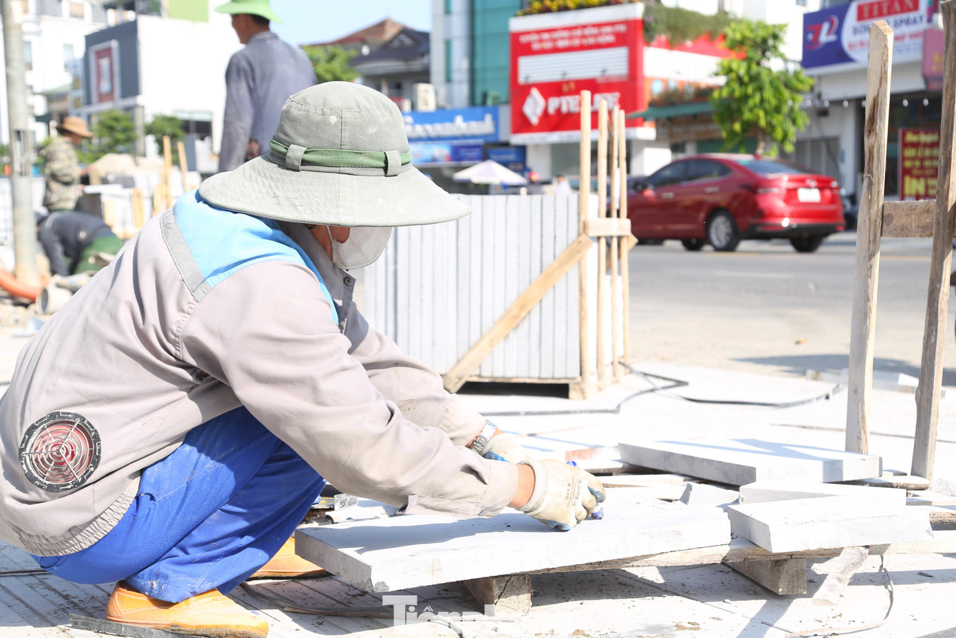 Công nhân làm việc tại các công trường phải mặc áo điều hòa (loại áo được trang bị quạt thông gió - PV) để chống lại cái nắng gắt ở “chảo lửa” thành Vinh.