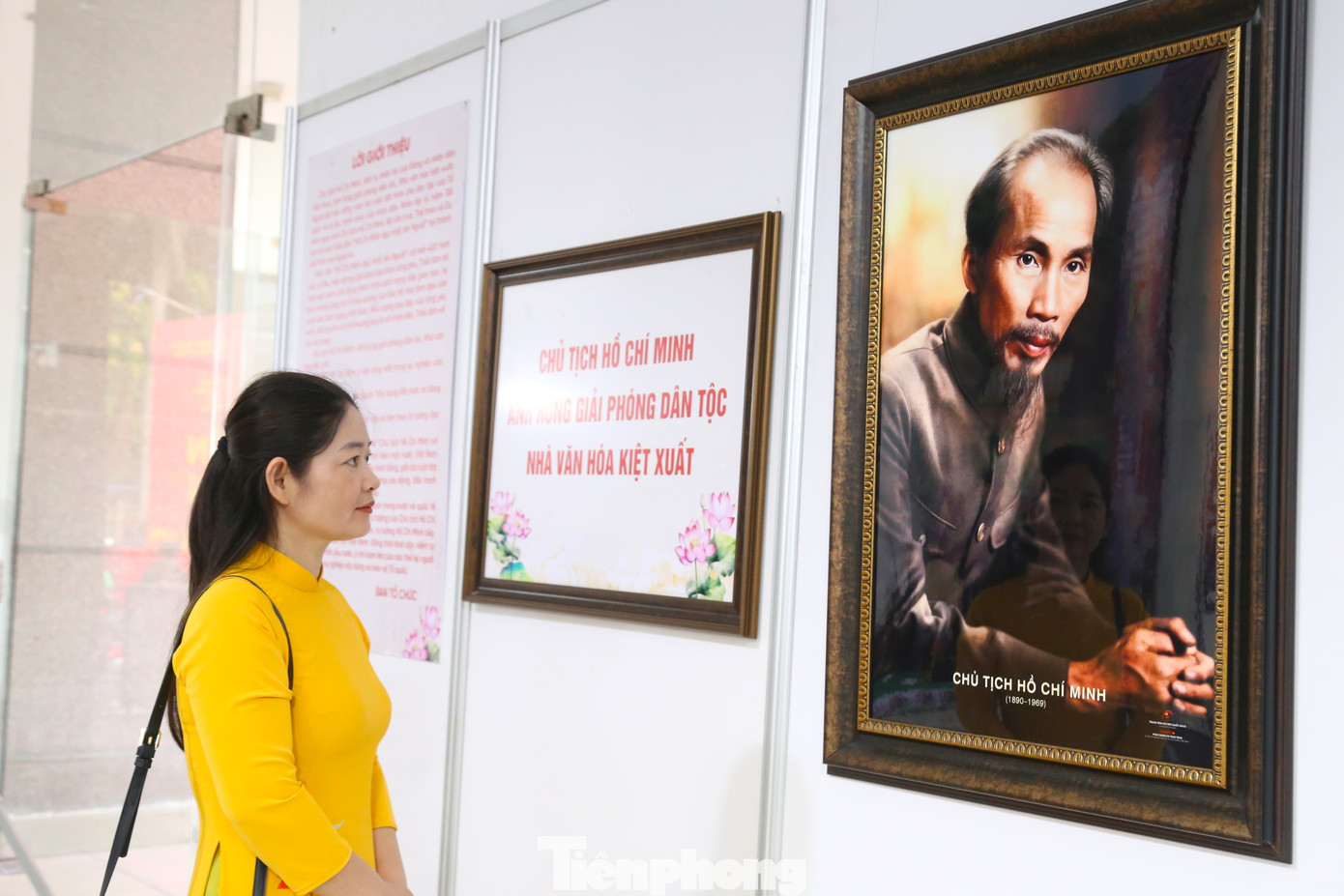 Chị Nguyễn Thị Lệ Thu (cán bộ Khu di tích quốc gia đặc biệt khu lưu niệm Phan Bội Châu, Nghệ An) chia sẻ: “Trong những ngày tháng 5 lịch sử này, cả nước hướng về kỷ niệm 135 năm ngày sinh Chủ tịch Hồ Chí Minh kính yêu, bản thân tôi cũng có nhiều cảm xúc về Người. Đặc biệt khi xem triển lãm tranh về Bác, nhìn thấy những hình ảnh giản dị về Người lại càng kính yêu Bác hơn. Một con người vĩ đại, phi thường nhưng cũng rất đỗi gần gũi, giản dị. Chủ tịch Hồ Chí Minh đã hiến trọn đời mình cho sự nghiệp vẻ vang của Đảng ta, dân tộc ta, nhân dân ta và bạn bè thế giới. Tên tuổi và sự nghiệp của Người còn mãi với non sông, đất nước ta, trong lòng nhân dân ta và trong trái tim nhân loại”.