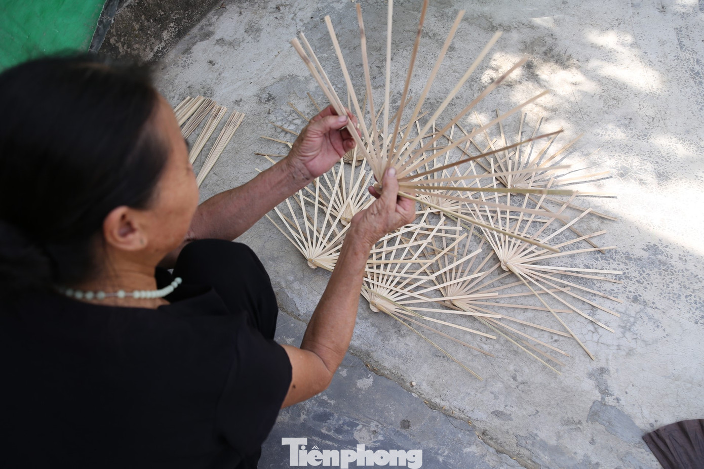 “Tính sơ sơ, để làm một chiếc quạt giấy cũng phải trải qua 32 công đoạn”, bà Nguyễn Thị Thu nói. “Tính sơ sơ, để làm một chiếc quạt giấy cũng phải trải qua 32 công đoạn”, bà Nguyễn Thị Thu nói.