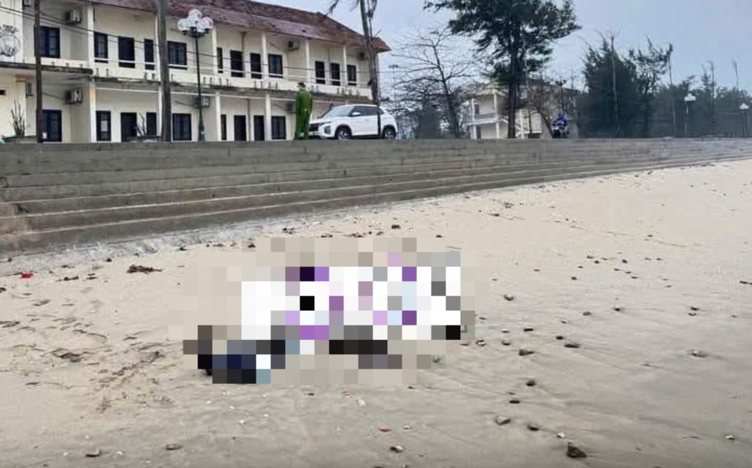 Thi thể người đàn ông trôi dạt vào bờ biển phường Thu Thủy, TP Vinh, Nghệ An sáng 16/3 Thi thể người đàn ông trôi dạt vào bờ biển phường Thu Thủy, TP Vinh, Nghệ An sáng 16/3