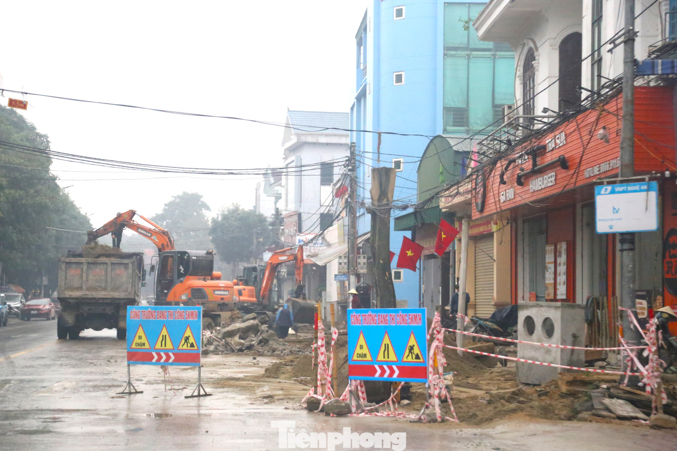 Tuyến đường An Dương Vương nối từ Quảng trường Hồ Chí Minh đến đường Phong Định Cảng cũng đang được nâng cấp các hạng mục như cải tạo vỉa hè, làm mương, thay thế cây xanh… với tổng mức đầu tư 19 tỷ đồng, thời gian thi công 6 tháng. Dự án mới được triển khai hơn 1 tháng trở lại đây, đồng nghĩa với việc phải thi công qua Tết Nguyên đán Ất Tỵ 2025 mới có thể hoàn thành.