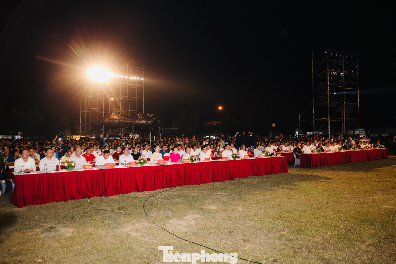 Các đại biểu tham dự chương trình nghệ thuật đặc biệt bế mạc Lễ hội Làng Sen 2024 Các đại biểu tham dự chương trình nghệ thuật đặc biệt bế mạc Lễ hội Làng Sen 2024