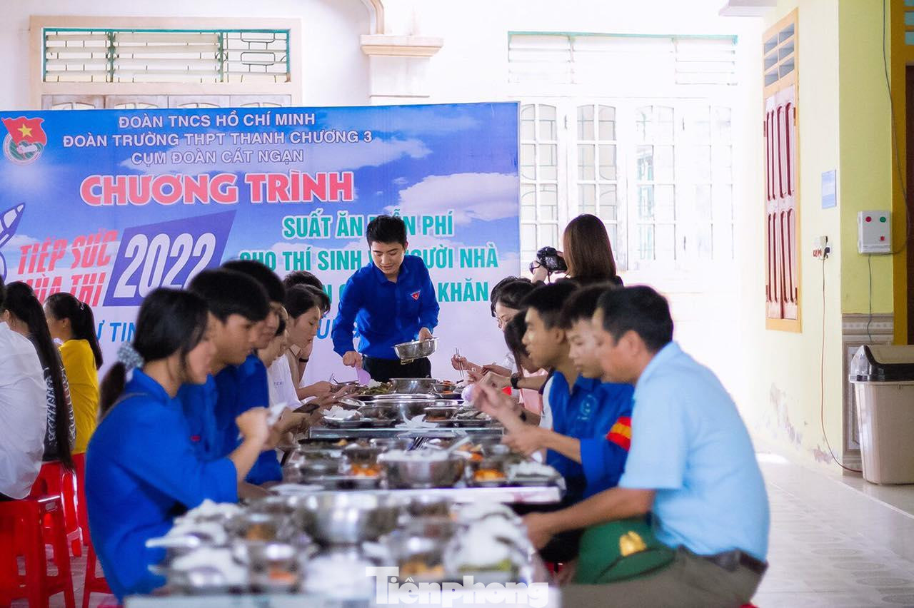 Suất ăn miễn phí tại điểm thi trường THPT Thanh Chương 3, huyện Thanh Chương, Nghệ An