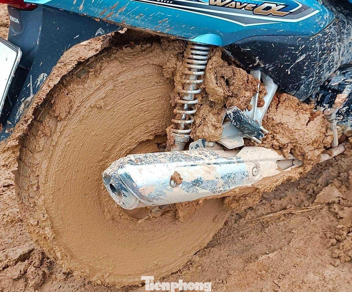 Chiếc xe máy bám đầy bùn lầy Chiếc xe máy bám đầy bùn lầy