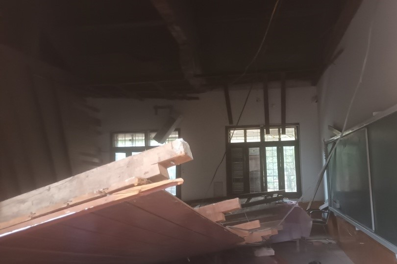 Phần lớn trần nhà được làm bằng gỗ bị sập Phần lớn trần nhà được làm bằng gỗ bị sập