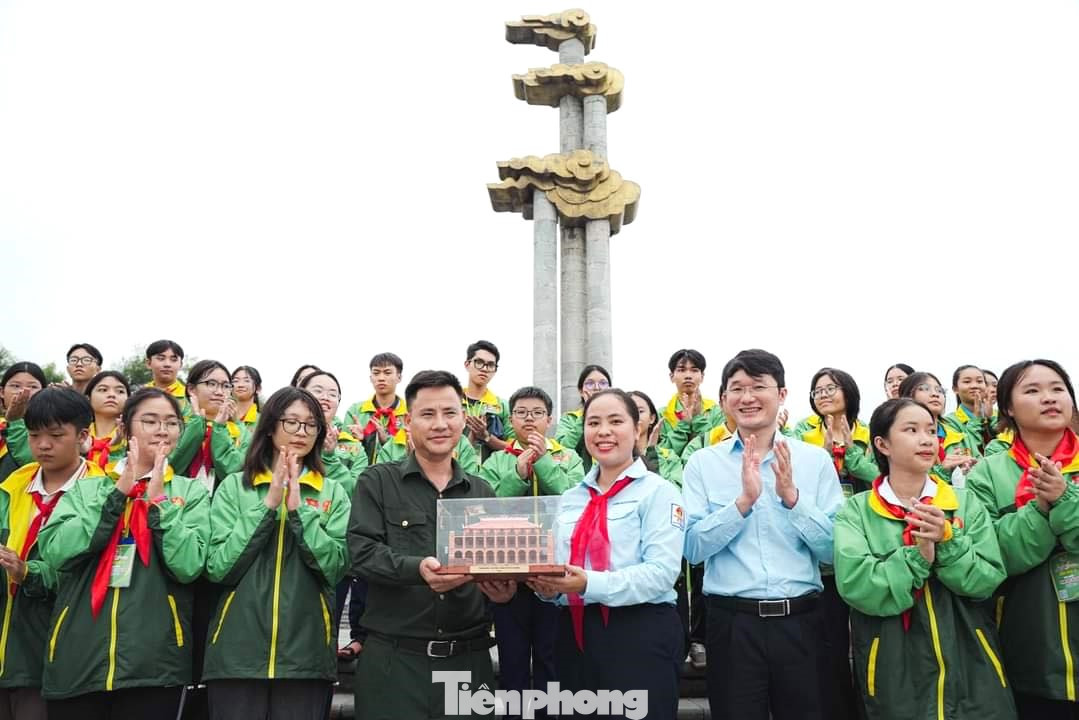 Tại đây, Đoàn đã dành tặng Ban Quản lý Khu di tích lịch sử Truông Bồn mô hình trưng bày Bến Nhà Rồng - một di tích lịch sử gắn với quá trình ra đi tìm đường cứu nước của người thanh niên yêu nước Nguyễn Tất Thành.