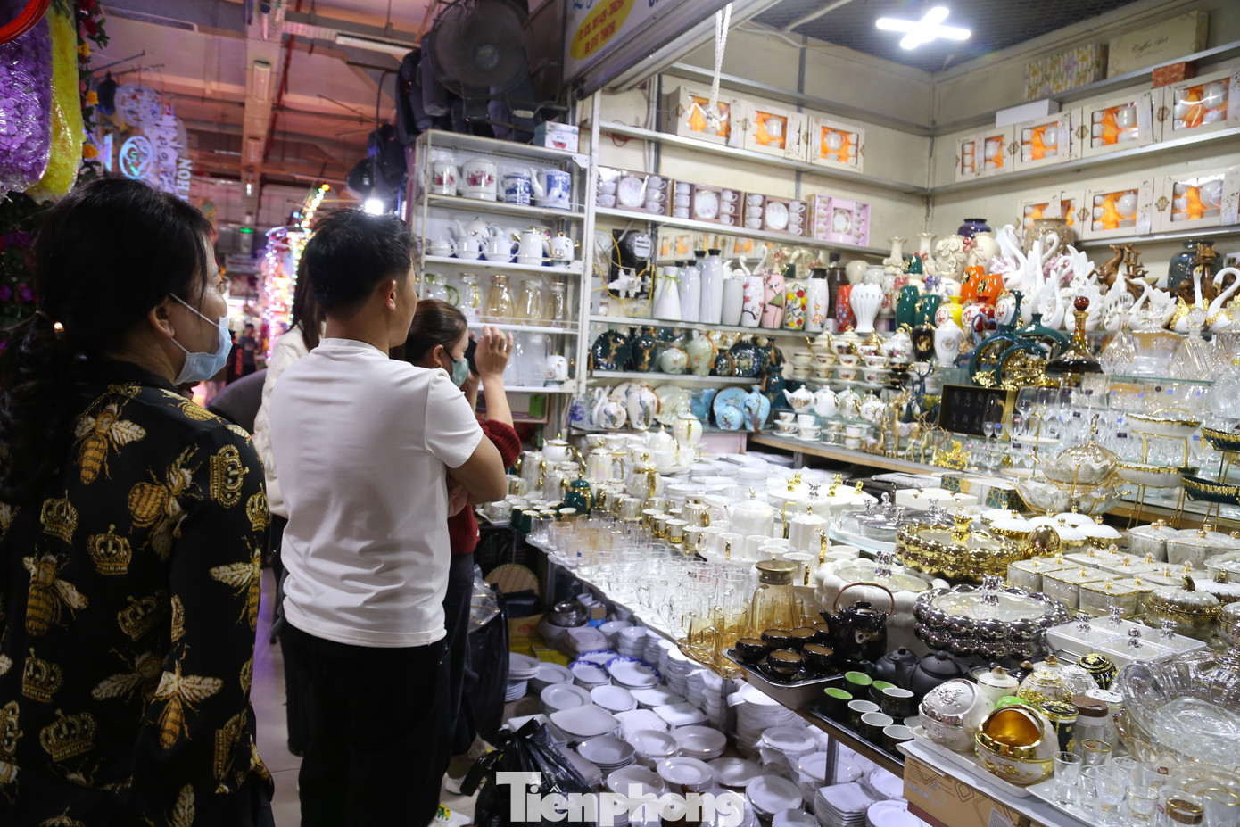 Các gian hàng chỉ lác đác vài khách ngày giáp Tết.