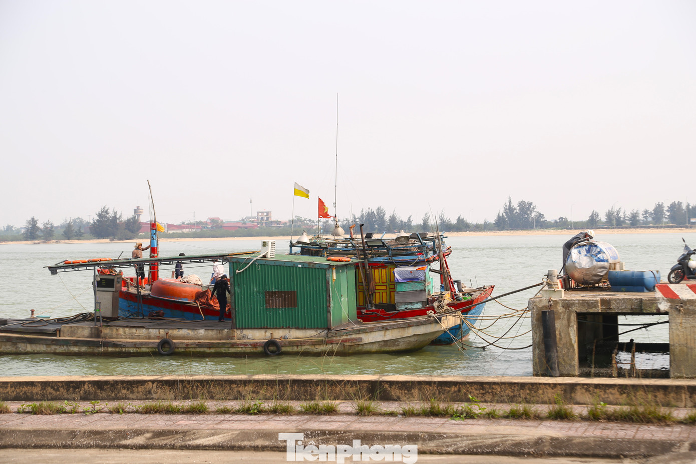 Từng rất nhộn nhịp tàu cá ra vào, nhưng từ sau khi nâng cấp, cảng cá Cửa Hội ngày càng vắng bóng tàu thuyền. Nguyên nhân là do cửa lạch bị bồi lấp, tàu lớn không dám vào vì sợ mắc cạn. Vài năm gần đây, ngoài các tàu cá loại nhỏ của ngư dân địa phương đánh bắt gần bờ, số lượng tàu công suất lớn giảm mạnh, hiện chỉ có 1 tàu cá của ông Nguyễn Sỹ Thiết neo đậu.