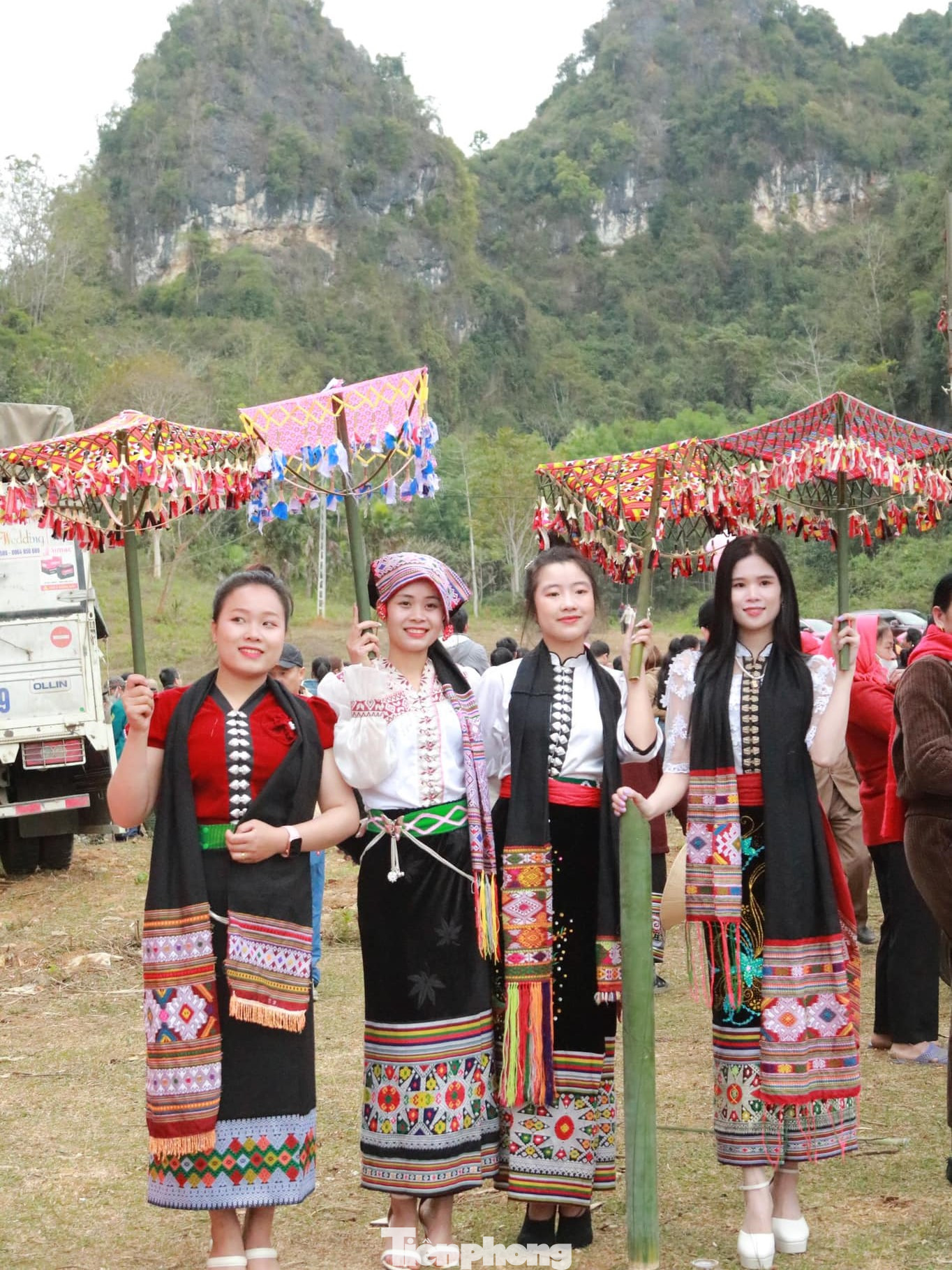 Những cô gái dân tộc Thái xinh đẹp trong trang phục truyền thống.