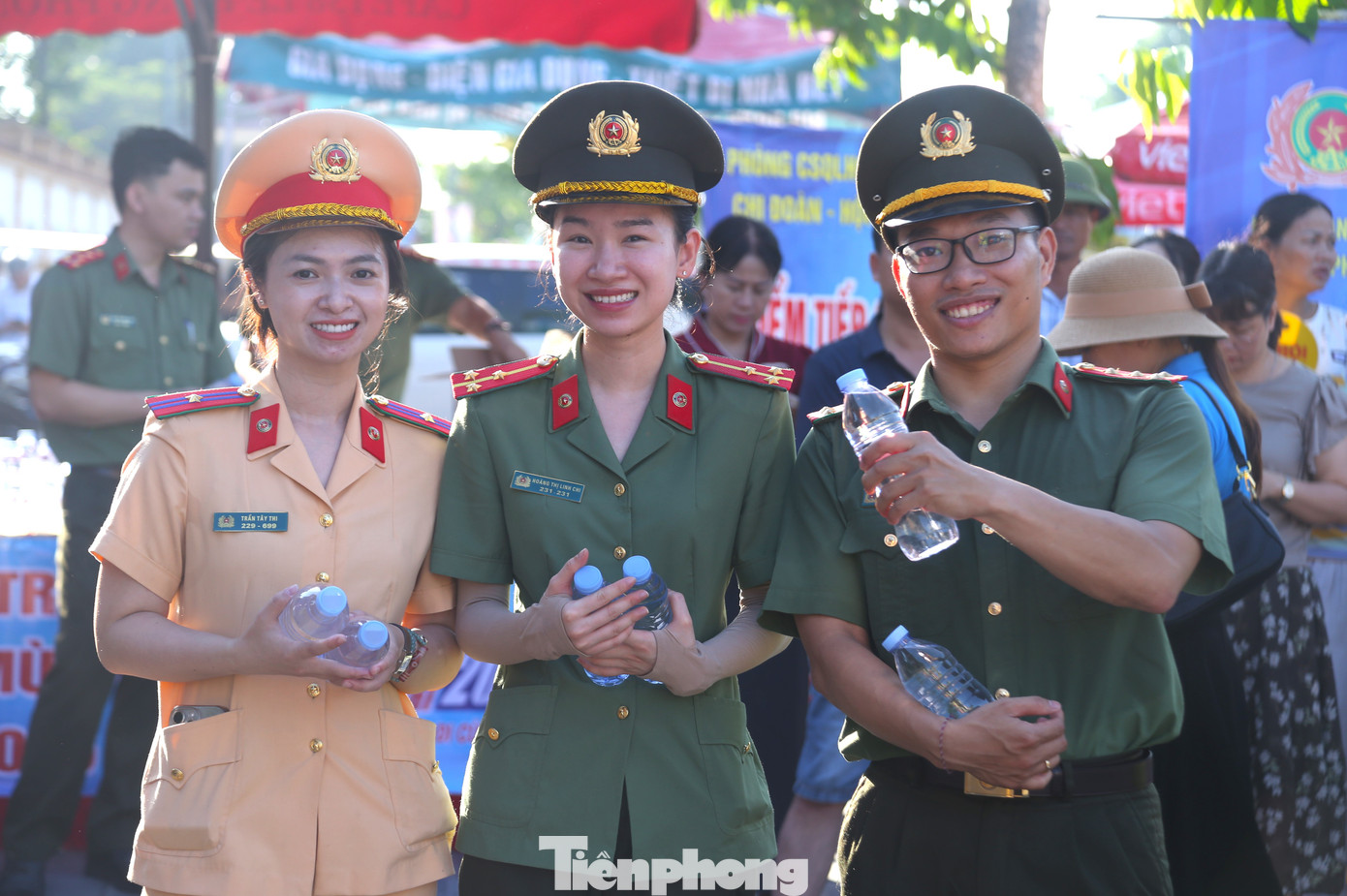 Công an Nghệ An tiếp sức các sĩ tử tự tin vượt vũ môn.