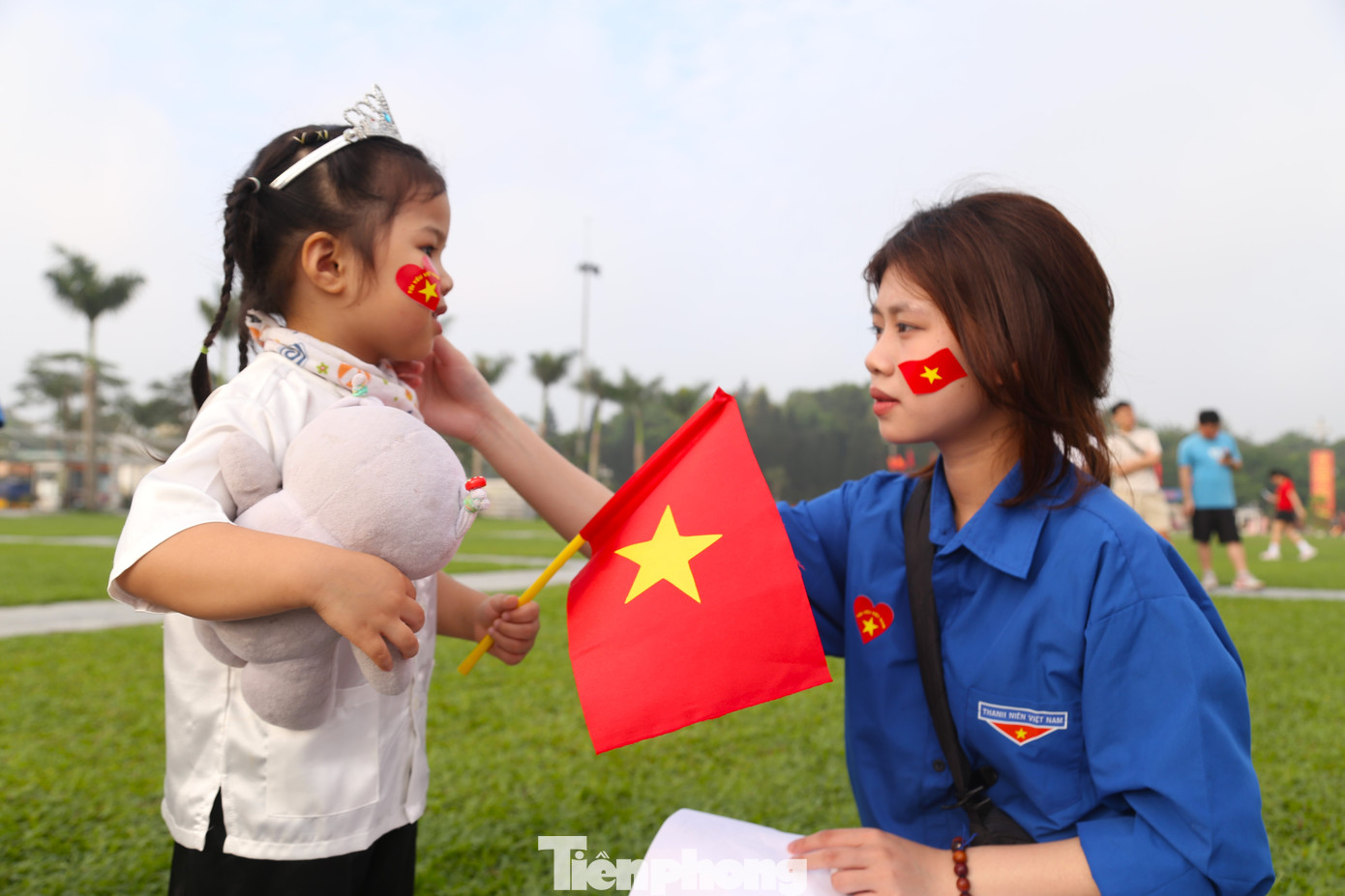 Các bạn đoàn viên thanh niên lan tỏa tinh thần yêu nước.