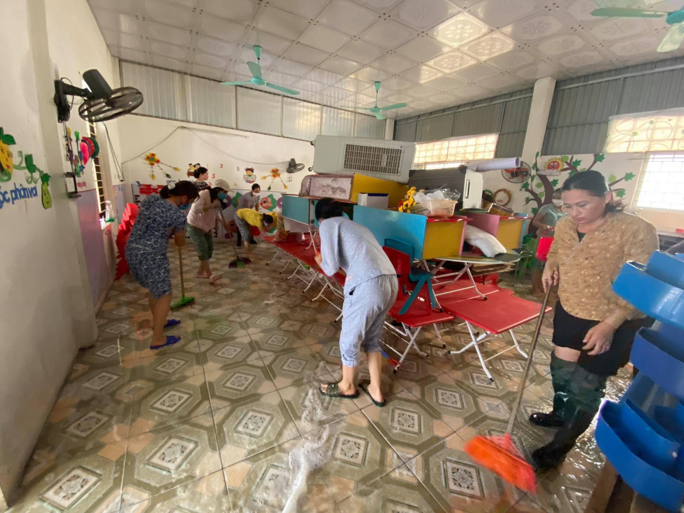 Các cô giáo trường Mầm non Quỳnh Hồng tập trung dọn trường lớp Các cô giáo trường Mầm non Quỳnh Hồng tập trung dọn trường lớp