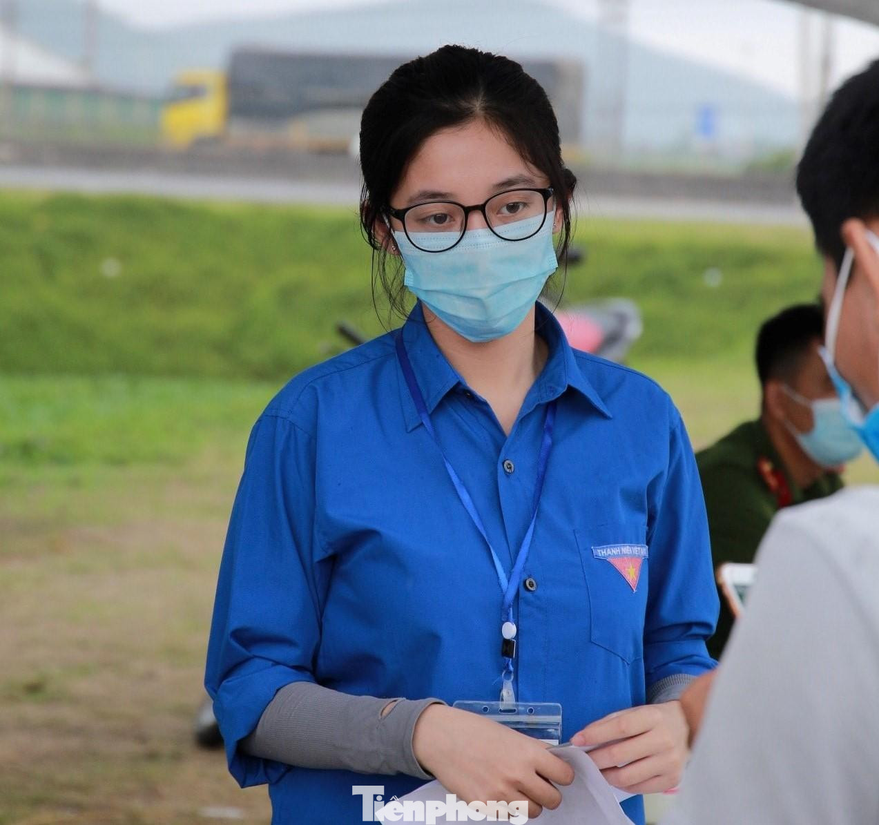 Tại chốt kiểm soát phòng chống dịch COVID-19 quốc lộ 7C (ngã 3 đường N5), dễ dàng thấy hình ảnh những nữ sinh 10x hăng hái tham gia hỗ trợ tuyến đầu. Tranh thủ thời gian nghỉ học, các bạn trẻ xung phong đi chống dịch. Trong ảnh, bạn Đặng Bảo Trân (SN 2005, học sinh trường THPT Nguyễn Duy Trinh, huyện Nghi Lộc) kiểm tra giấy đi đường của người dân.