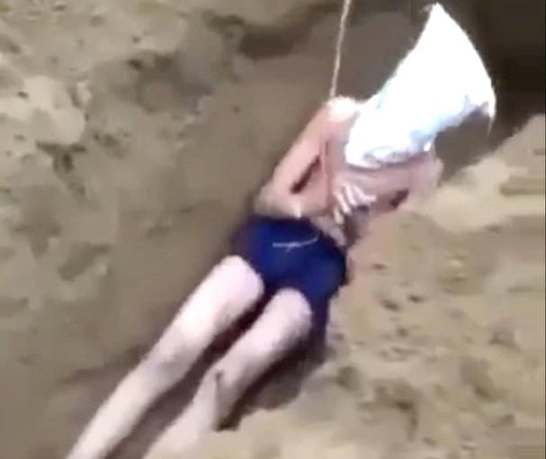 N.Q.V bị "chôn sống" dưới hố mình tự đào