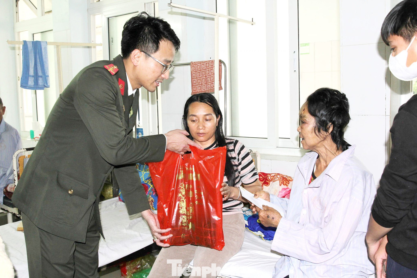 Những cặp bánh chưng và phần quà được trao là tấm lòng của cán bộ, chiến sĩ công an Nghệ An gửi gắm với hi vọng người nhà và bệnh nhân sẽ vơi đi phần nào khó khăn, vất vả trong cuộc sống; tiếp thêm nghị lực chiến thắng bệnh tật.