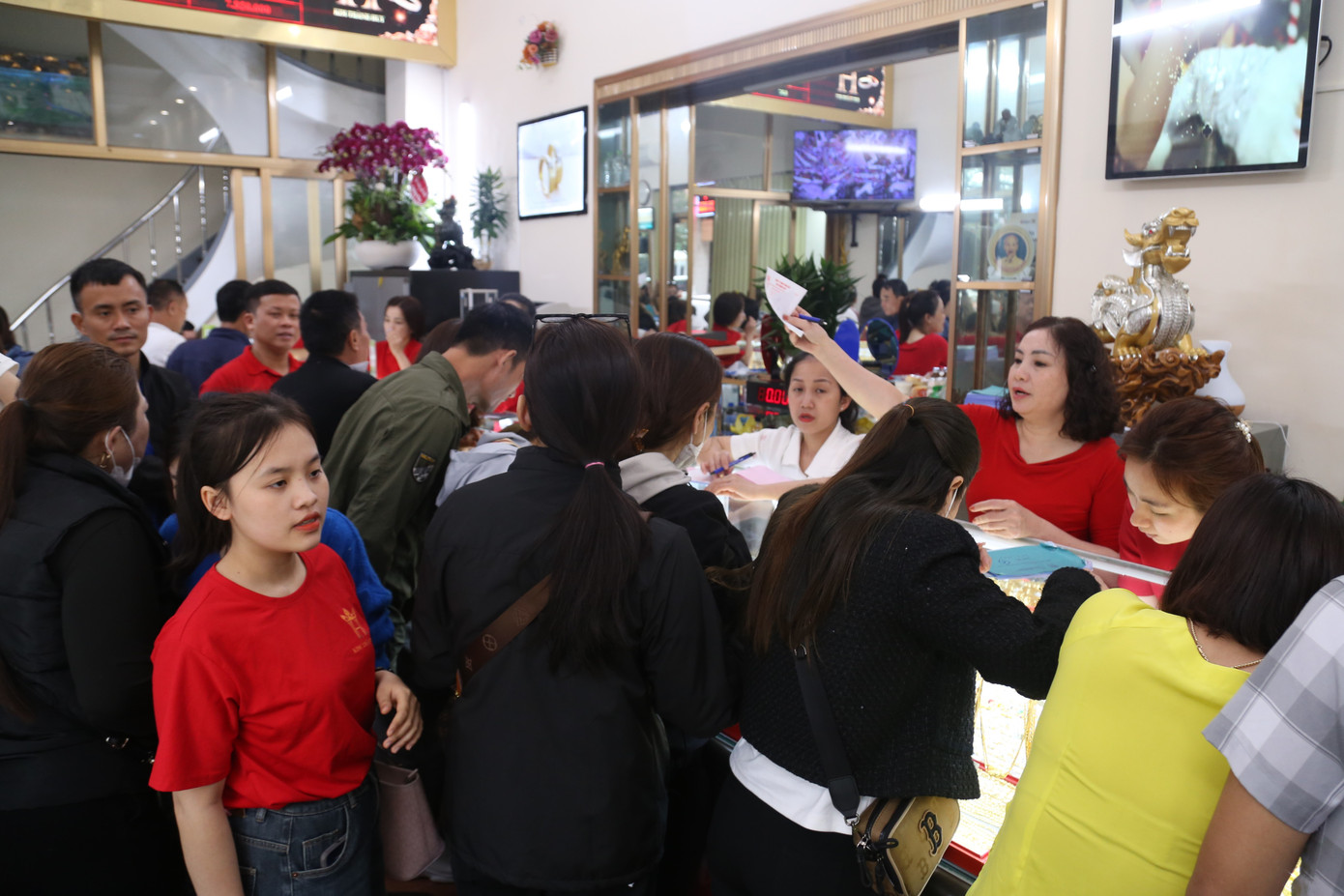 “Những ngày qua, giao dịch ở các quầy vàng ta, vàng trang sức và vàng tây đều tăng mạnh. Ngoài nhu cầu mua vàng vào dịp vía Thần Tài thì nhiều người sau Tết có dư tiền nên mua vàng cất trữ. Lượng vàng giao dịch ở chiều bán ra tăng gấp 4-5 lần so với những ngày thường”, bà Liên chia sẻ. “Những ngày qua, giao dịch ở các quầy vàng ta, vàng trang sức và vàng tây đều tăng mạnh. Ngoài nhu cầu mua vàng vào dịp vía Thần Tài thì nhiều người sau Tết có dư tiền nên mua vàng cất trữ. Lượng vàng giao dịch ở chiều bán ra tăng gấp 4-5 lần so với những ngày thường”, bà Liên chia sẻ.