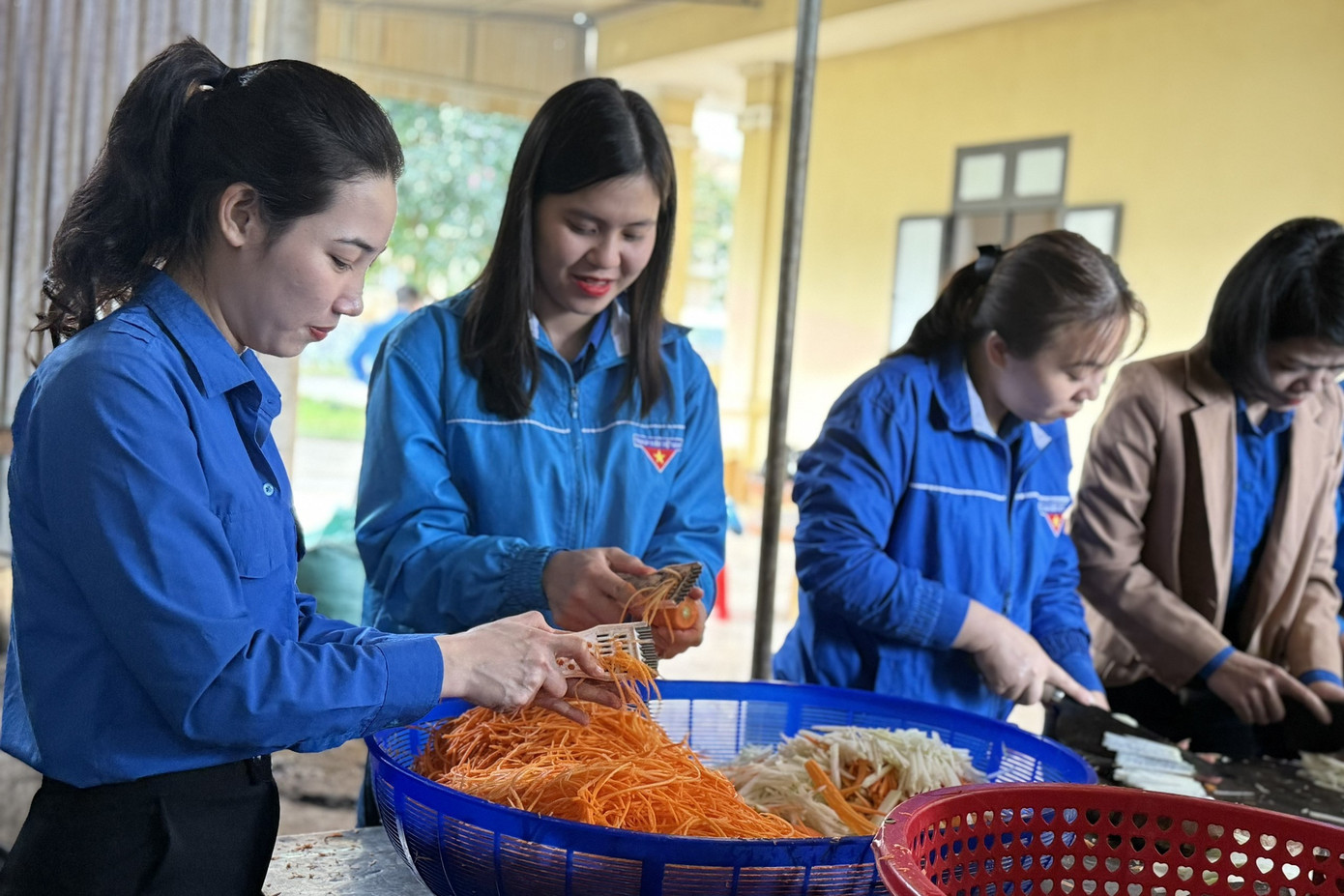 Trong căn bếp nhỏ, đoàn viên, thanh niên, cán bộ chiến sĩ chia nhau ra làm việc, người làm rau, người thái thịt, người đứng bếp,…