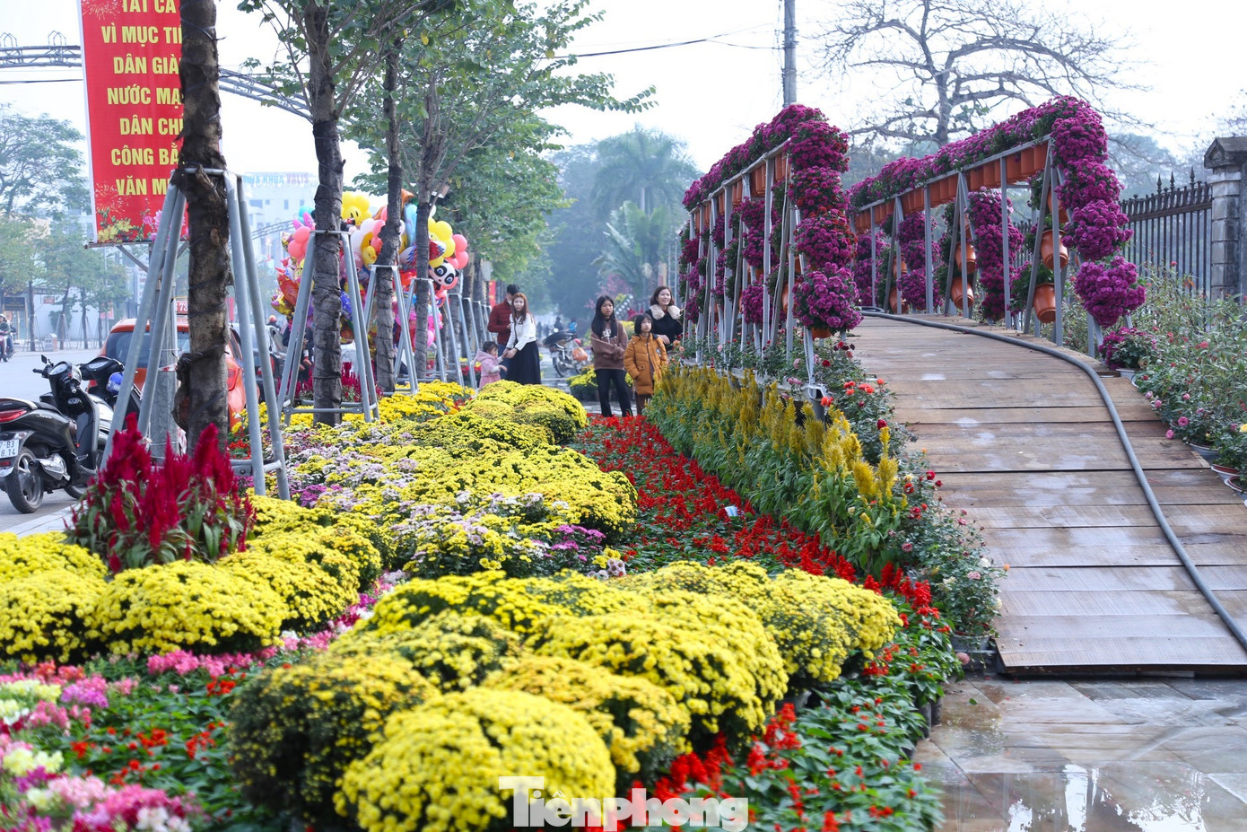 Để hoàn thiện các công trình nghệ thuật bằng hoa này, hàng trăm công nhân Công ty Cổ phần Công viên cây xanh TP Vinh phải làm liên tục trong vòng nửa tháng qua từ các khâu thiết kế cho đến lắp đặt hoa và hoàn thiện.