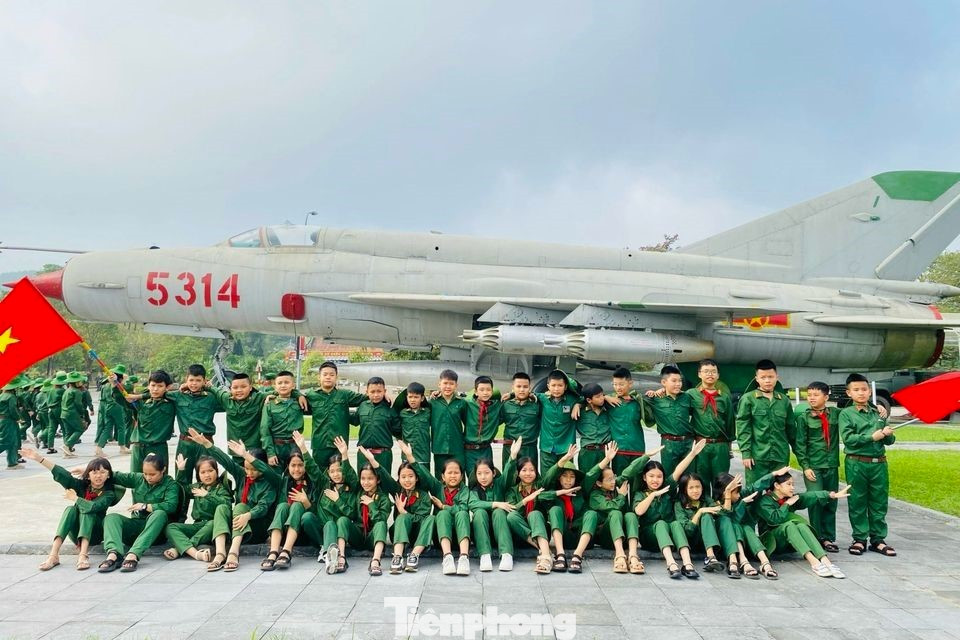 Bên cạnh đó, thiếu nhi Nghệ An đã có hành trình về thăm các địa chỉ đỏ; thăm tặng quà cho gia đình chính sách, người có công; tổ chức các hội thi, hội diễn văn nghệ; vệ sinh, dâng hương dâng hoa tại các đền thờ liệt sĩ. Bên cạnh đó, thiếu nhi Nghệ An đã có hành trình về thăm các địa chỉ đỏ; thăm tặng quà cho gia đình chính sách, người có công; tổ chức các hội thi, hội diễn văn nghệ; vệ sinh, dâng hương dâng hoa tại các đền thờ liệt sĩ.