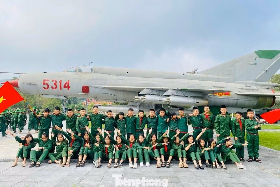 Bên cạnh đó, thiếu nhi Nghệ An đã có hành trình về thăm các địa chỉ đỏ; thăm tặng quà cho gia đình chính sách, người có công; tổ chức các hội thi, hội diễn văn nghệ; vệ sinh, dâng hương dâng hoa tại các đền thờ liệt sĩ. Bên cạnh đó, thiếu nhi Nghệ An đã có hành trình về thăm các địa chỉ đỏ; thăm tặng quà cho gia đình chính sách, người có công; tổ chức các hội thi, hội diễn văn nghệ; vệ sinh, dâng hương dâng hoa tại các đền thờ liệt sĩ.