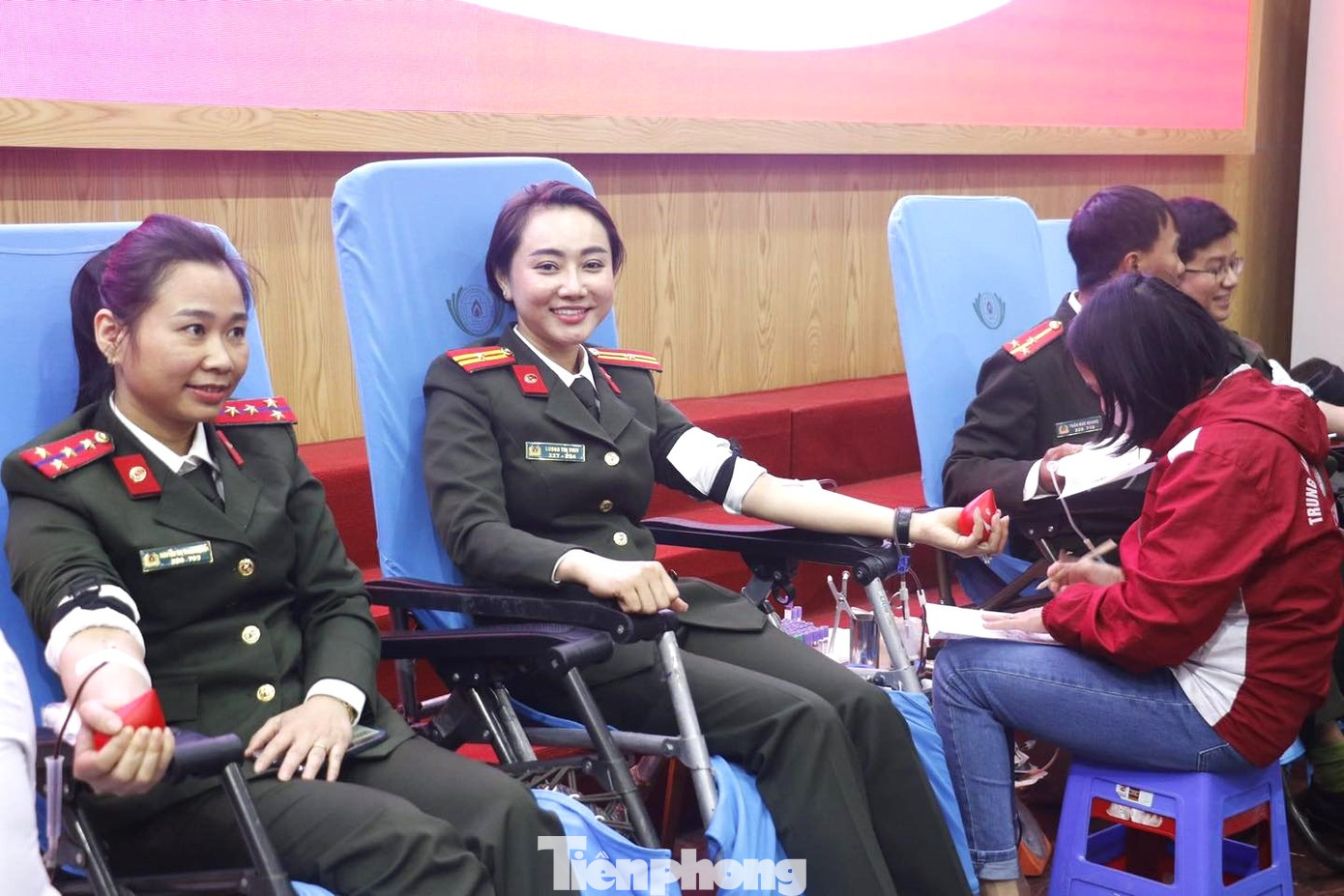 Đoàn viên, thanh niên Công an tỉnh Nghệ An tham gia hiến máu tình nguyện.