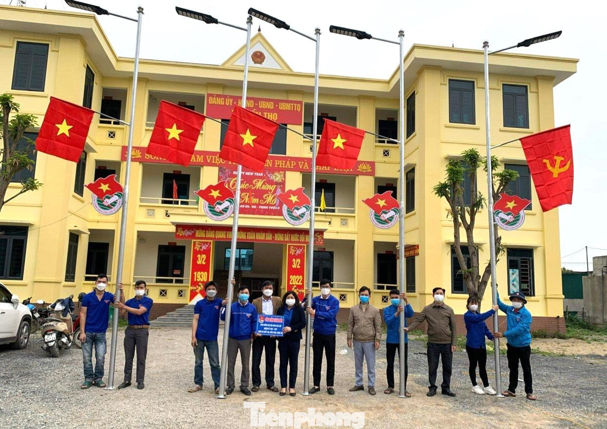 Nhằm góp phần hoàn thành mục tiêu sáng - xanh - sạch - đẹp trên địa bàn toàn tỉnh, tuổi trẻ các địa phương còn tiến hành triển khai công trình đường cờ kết hợp với đầu tư hệ thống đèn thắp sáng đường quê.