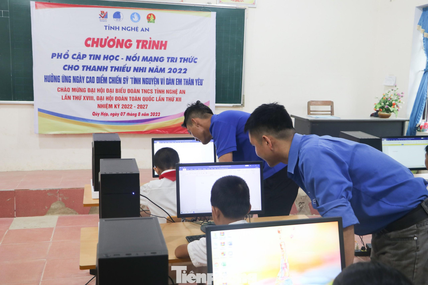 Mở lớp phổ cập tin học nối mạng tri thức cho thanh, thiếu niên.