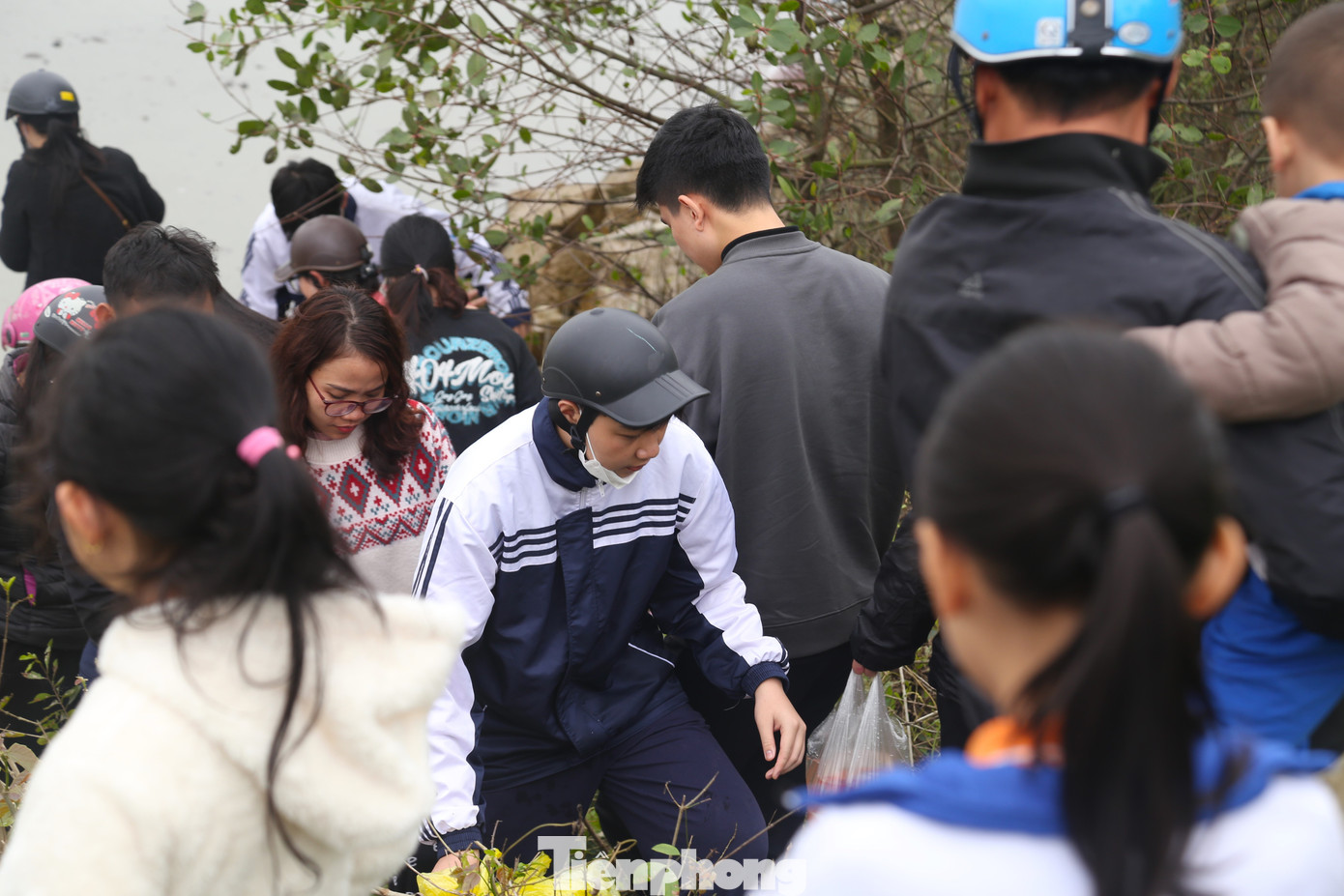 Dòng người lần lượt xuống thả cá chép.