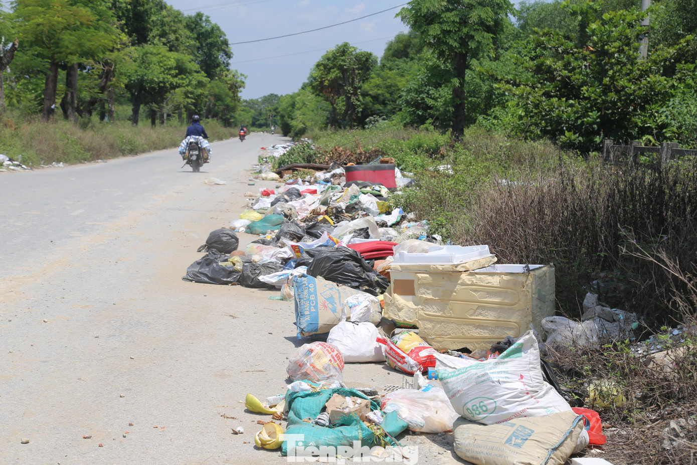 Ông Hoàng Mạnh Cường – Phó Chủ tịch UBND phường Vinh Tân chia sẻ: “Địa bàn có nhiều vùng giáp ranh, mặc dù lực lượng chức năng rà soát thường xuyên nhưng tình trạng đổ trộm rác vẫn còn.”.