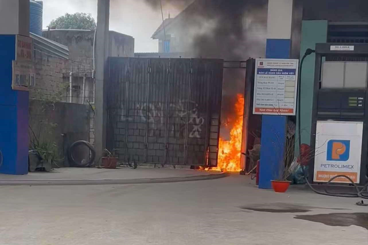 Đường ống dẫn xăng (dầu) bất ngờ bốc cháy. Đường ống dẫn xăng (dầu) bất ngờ bốc cháy.