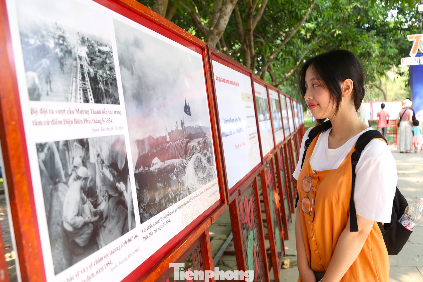 Bạn Nguyễn An (20 tuổi, trú huyện Đô Lương, Nghệ An) chia sẻ: “Là người trẻ, tôi xúc động và tự hào khi được xem những hình ảnh lịch sử này. Tôi cảm nhận được sự khốc liệt của cuộc chiến, những hy sinh, mất mát, từ đó khâm phục tinh thần chiến đấu của quân và dân ta, dù chỉ với những phương tiện, vật dụng thô sơ nhưng đã làm nên chiến thắng Điện Biên Phủ vẻ vang”.