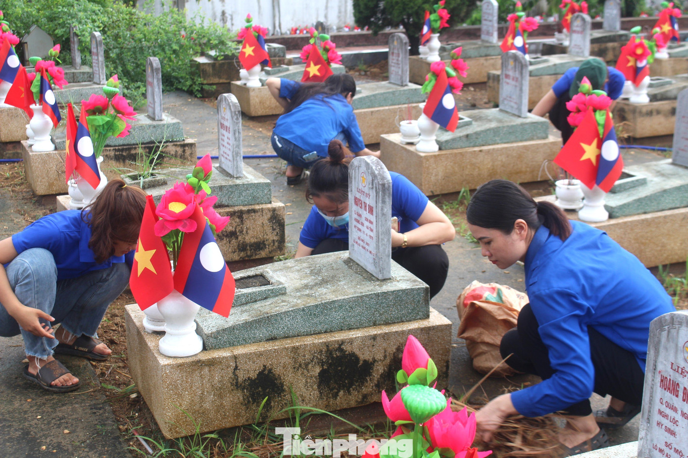 Tại đây, "áo xanh" đã thu gom rác thải, phát quang cây cỏ trong và ngoài khu vực nghĩa trang, chỉnh trang cắm hoa tại các phần mộ và tổ chức dâng hương viếng nghĩa trang.