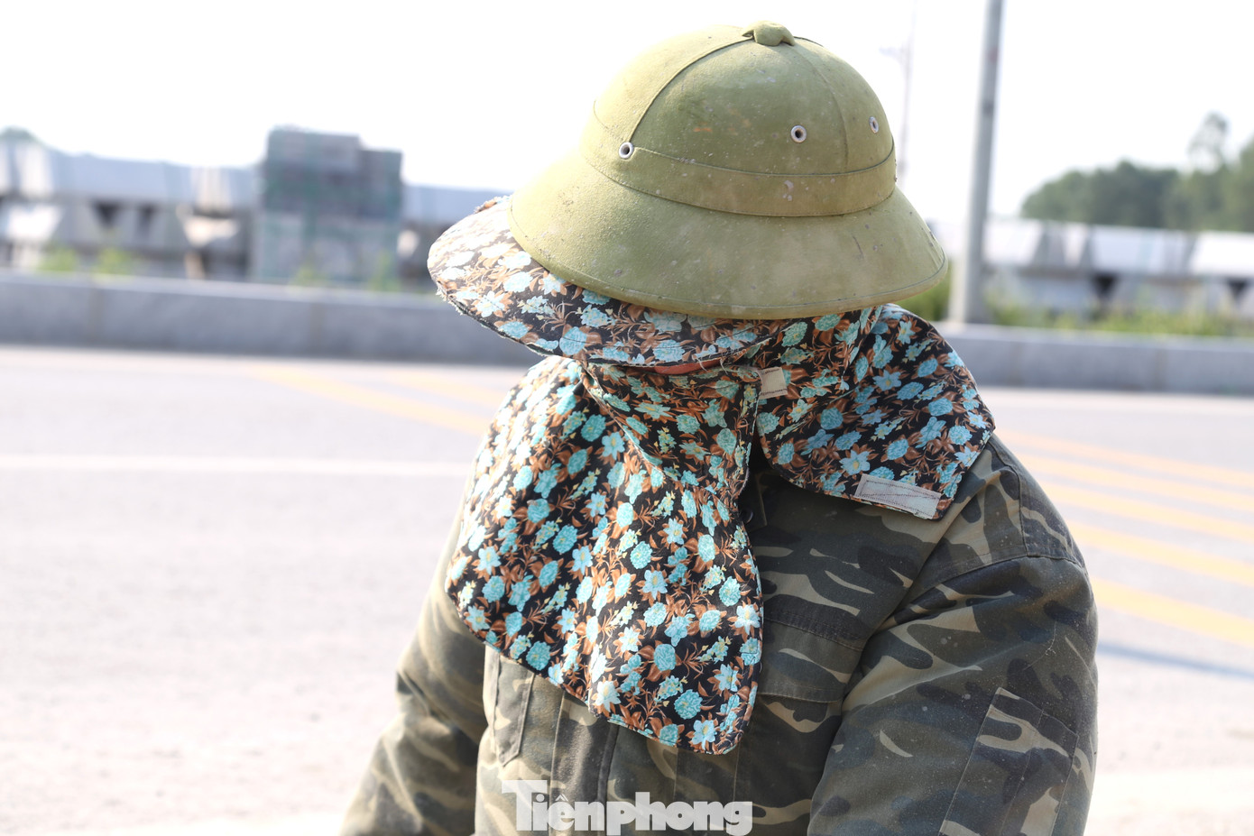 Nhiều công nhân phải che chắn cơ thể kín mít từ đầu tới chân để tránh nắng.