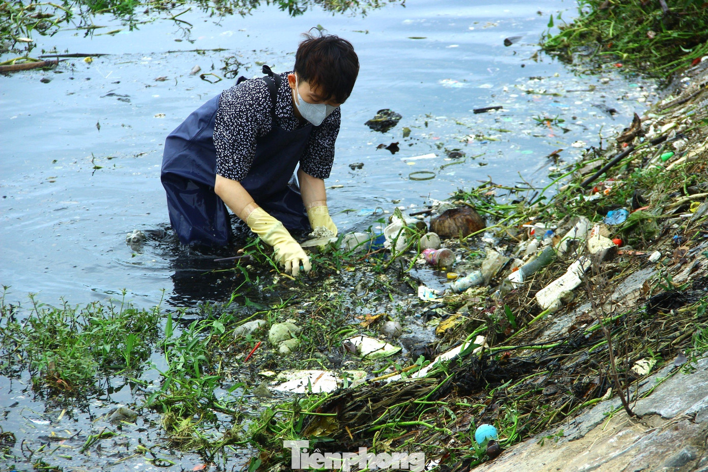 Bạn Đặng Thống Hưng (sinh viên trường Đại học Vinh) chia sẻ: “Trong nhóm, chỉ có khoảng 2-3 bạn là xuống lòng hồ trực tiếp vớt rác. Những người còn lại tham gia nhặt rác trên bờ hoặc hỗ trợ đưa rác đến nơi tập kết. Trong quá trình vớt rác, chúng em luôn mặc đồ bảo hộ, đeo găng tay và cố gắng đảm bảo an toàn. Chúng em chỉ muốn hành động nhỏ này sẽ được lan tỏa để cộng đồng chung tay bảo vệ môi trường. Hơn nữa, em mong những hình ảnh tích cực này sẽ lan tỏa được nhiều hơn, để mọi người có trách nhiệm hơn trong việc bảo vệ môi trường”.